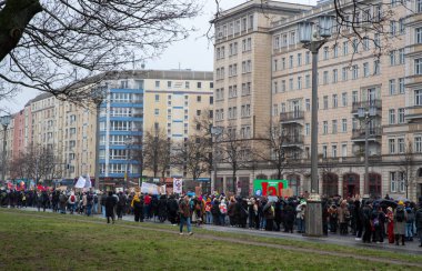 Berlin, Almanya - 8 Mart 2023: Berlin 'de Uluslararası Kadınlar Günü Yürüyüşü