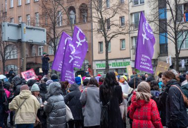 Berlin, Almanya - 8 Mart 2023: Berlin 'de Uluslararası Kadınlar Günü Yürüyüşü