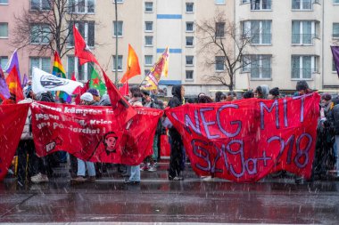 Berlin, Almanya - 8 Mart 2023: Berlin 'de Uluslararası Kadınlar Günü Yürüyüşü