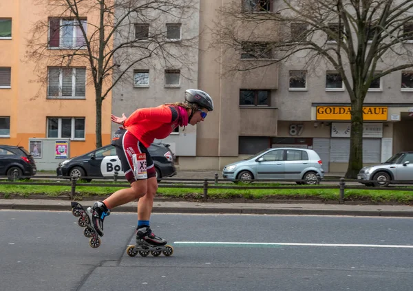 Berlin, Almanya, 2 Nisan 2023: Berlin 'de Yarı Maraton. Patenli yarış atletleri. Şehrin sokaklarında yarış, Charlottenburg, Berlin