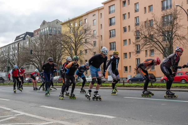 Berlin, Almanya, 2 Nisan 2023: Berlin 'de Yarı Maraton. Patenli yarış atletleri. Şehrin sokaklarında yarış, Charlottenburg, Berlin