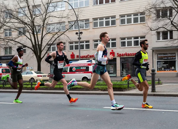 2023年4月2日 德国柏林 半程马拉松在柏林举行 在柏林夏洛特堡Otto Suhr Allee竞选的运动员 — 图库照片