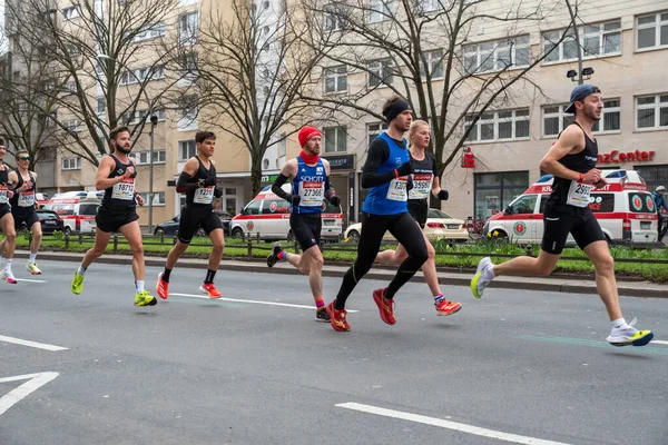 2023年4月2日 德国柏林 半程马拉松在柏林举行 在柏林夏洛特堡Otto Suhr Allee竞选的运动员 — 图库照片