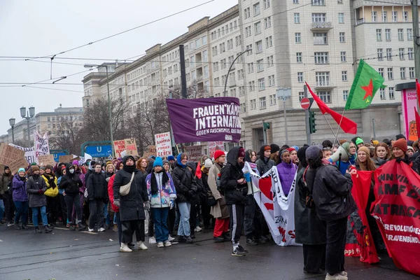 Berlin, Almanya - 8 Mart 2023: Berlin 'de Uluslararası Kadınlar Günü Yürüyüşü