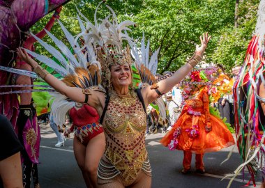 Berlin, Almanya, 28 Mayıs 2023: Berlin 'de her yıl düzenlenen Kültür Karnavalı (Karneval der Kulturen). Sokaktaki Karnaval katılımcıları.