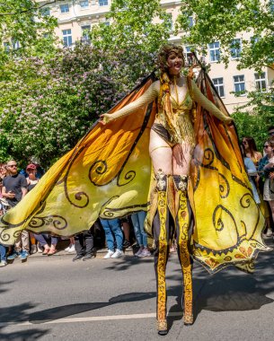 Berlin, Almanya, 28 Mayıs 2023: Berlin 'de her yıl düzenlenen Kültür Karnavalı (Karneval der Kulturen). Sokaktaki Karnaval katılımcıları.