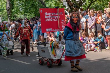 Berlin, Almanya, 28 Mayıs 2023: Berlin 'de her yıl düzenlenen Kültür Karnavalı (Karneval der Kulturen). Sokaktaki Karnaval katılımcıları.