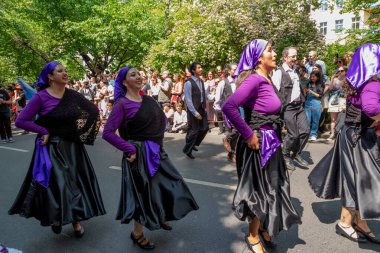 Berlin, Almanya, 28 Mayıs 2023: Berlin 'de her yıl düzenlenen Kültür Karnavalı (Karneval der Kulturen). Sokaktaki Karnaval katılımcıları.
