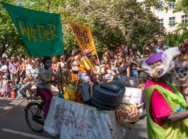 Berlin, Almanya, 28 Mayıs 2023: Berlin 'de her yıl düzenlenen Kültür Karnavalı (Karneval der Kulturen). Sokaktaki Karnaval katılımcıları.