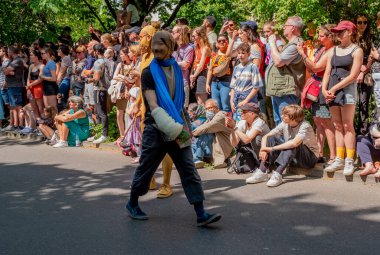 Berlin, Almanya, 28 Mayıs 2023: Berlin 'de her yıl düzenlenen Kültür Karnavalı (Karneval der Kulturen). Sokaktaki Karnaval katılımcıları.