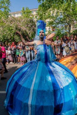 Berlin, Almanya, 28 Mayıs 2023: Berlin 'de her yıl düzenlenen Kültür Karnavalı (Karneval der Kulturen). Sokaktaki Karnaval katılımcıları.