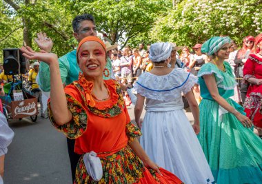 Berlin, Almanya, 28 Mayıs 2023: Berlin 'de her yıl düzenlenen Kültür Karnavalı (Karneval der Kulturen). Sokaktaki Karnaval katılımcıları.