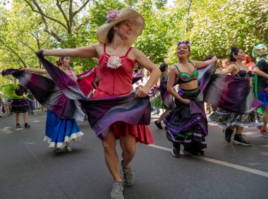 Berlin, Almanya, 28 Mayıs 2023: Berlin 'de her yıl düzenlenen Kültür Karnavalı (Karneval der Kulturen). Sokaktaki Karnaval katılımcıları.
