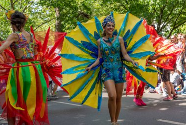 Berlin, Almanya, 28 Mayıs 2023: Berlin 'de her yıl düzenlenen Kültür Karnavalı (Karneval der Kulturen). Sokaktaki Karnaval katılımcıları.