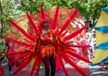 Berlin, Almanya, 28 Mayıs 2023: Berlin 'de her yıl düzenlenen Kültür Karnavalı (Karneval der Kulturen). Sokaktaki Karnaval katılımcıları.