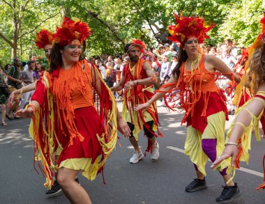 Berlin, Almanya, 28 Mayıs 2023: Berlin 'de her yıl düzenlenen Kültür Karnavalı (Karneval der Kulturen). Sokaktaki Karnaval katılımcıları.