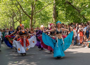 Berlin, Almanya, 28 Mayıs 2023: Berlin 'de her yıl düzenlenen Kültür Karnavalı (Karneval der Kulturen). Sokaktaki Karnaval katılımcıları.