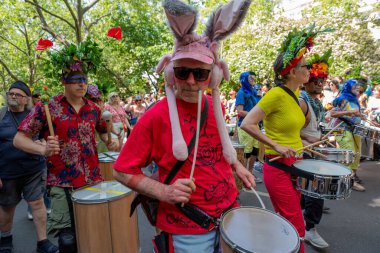 Berlin, Almanya, 28 Mayıs 2023: Berlin 'de her yıl düzenlenen Kültür Karnavalı (Karneval der Kulturen). Sokaktaki Karnaval katılımcıları.