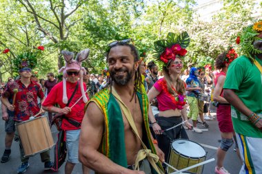 Berlin, Almanya, 28 Mayıs 2023: Berlin 'de her yıl düzenlenen Kültür Karnavalı (Karneval der Kulturen). Sokaktaki Karnaval katılımcıları.