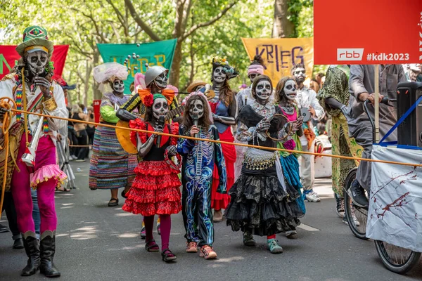 베를린 2023 베를린에서 사육제 Karneval Der Kulturen 거리에서 잔치를 벌이는 — 스톡 사진