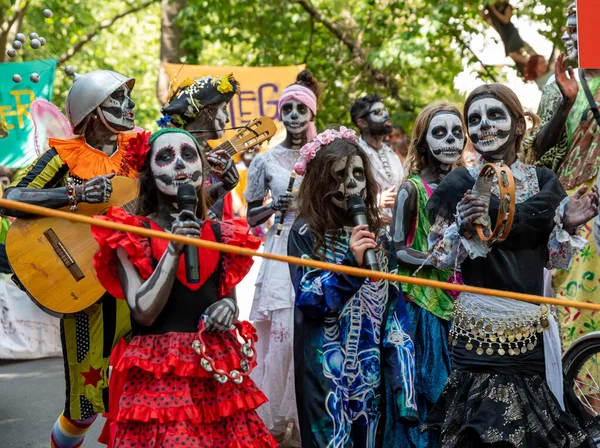 베를린 2023 베를린에서 사육제 Karneval Der Kulturen 거리에서 잔치를 벌이는 — 스톡 사진