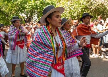 Berlin, Almanya, 28 Mayıs 2023: Berlin 'de her yıl düzenlenen Kültür Karnavalı (Karneval der Kulturen). Sokaktaki Karnaval katılımcıları.