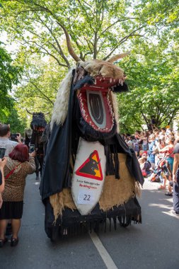 Berlin, Almanya, 28 Mayıs 2023: Berlin 'de her yıl düzenlenen Kültür Karnavalı (Karneval der Kulturen). Sokaktaki Karnaval katılımcıları.