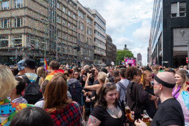 Berlin, Almanya - 23 Temmuz 2022 - Berlin 'de Christopher Street Day (CSD). Yıllık Avrupa LGBTQ kutlamaları.