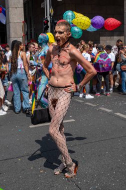 Berlin, Almanya - 23 Temmuz 2022 - Berlin 'de Christopher Street Day (CSD). Yıllık Avrupa LGBTQ kutlamaları.