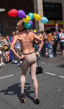 Berlin, Almanya - 23 Temmuz 2022 - Berlin 'de Christopher Street Day (CSD). Yıllık Avrupa LGBTQ kutlamaları.