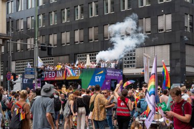 Berlin, Almanya - 23 Temmuz 2022 - Berlin 'de Christopher Street Day (CSD). Yıllık Avrupa LGBTQ kutlamaları.
