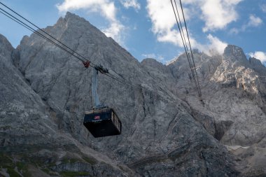 Grainau, Almanya - 12 Ağustos 2022: Seilbahn Zugspitze - Almanya 'nın Bavyera kentindeki Zugspitze tepesine giden hava tramvayı.