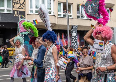 Berlin, Almanya - 22 Temmuz 2023 - Berlin 'de Christopher Street Day (CSD) olarak da bilinen Berlin Onur Günü.