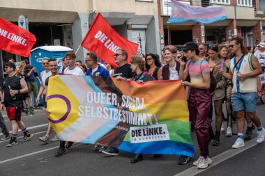 Berlin, Almanya - 22 Temmuz 2023 - Berlin 'de Christopher Street Day (CSD) olarak da bilinen Berlin Onur Günü.