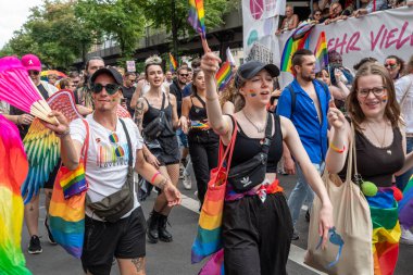 Berlin, Almanya - 22 Temmuz 2023 - Berlin 'de Christopher Street Day (CSD) olarak da bilinen Berlin Onur Günü.