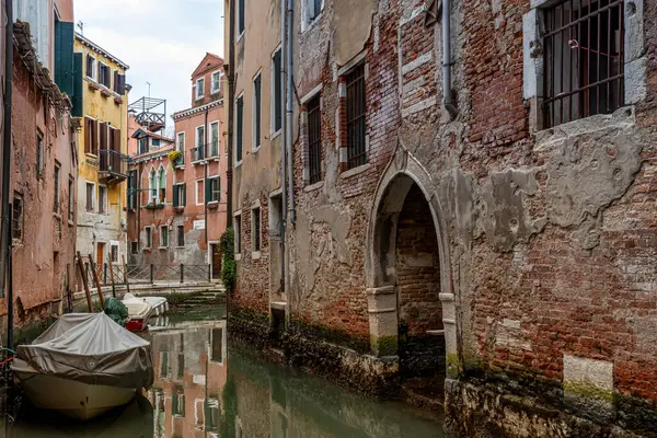 Narrow Canal Boats Venice Italy Cozy Cityscape Venice — Stock Photo, Image