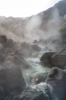 Rusya 'nın Kuril Adaları, Paramushir Adası' ndaki dağ manzarası. Yurievskie kaplıcaları.