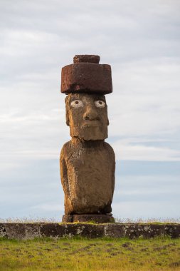 Şili Polinezyası 'ndaki Rapa Nui (Paskalya Adası) Tahai Tören Kompleksi gün batımında