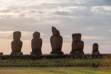 Şili Polinezyası 'ndaki Rapa Nui (Paskalya Adası) Tahai Tören Kompleksi gün batımında