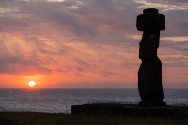 Ahu Tahai Paskalya Adası, Şili 'de gün batımında