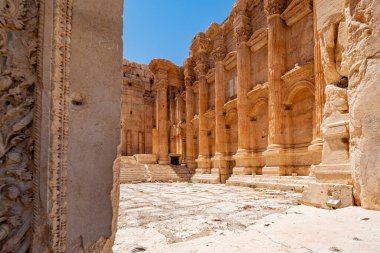 Baküs Tapınağı. Lübnan 'daki antik Baalbek kentinin kalıntıları.