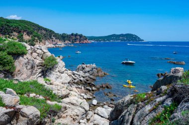 Palamos, Costa Brava, Girona 'daki Cala Estreta plajı manzarası, Katalonya, İspanya.