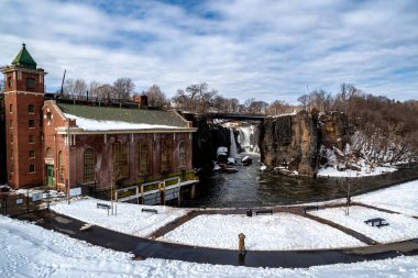 Paterson, NJ, ABD 'deki Passaic Nehri' nin Büyük Şelalesi 'nin kış manzarası.