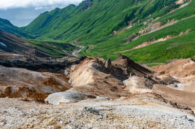 Rusya 'nın Kuril Adaları, Paramushir Adası' ndaki dağ manzarası. Yurievskie kaplıcaları.