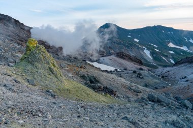 Karpinsky Volkanı 'ndaki Paramushir Adası' ndaki dağ manzarası. Kuril Adaları, Rusya.
