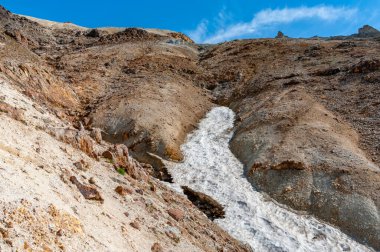 Rusya 'nın Kuril Adaları, Paramushir Adası' ndaki dağ manzarası. Yurievskie kaplıcaları.