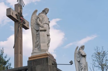 Mexico City, Mexico - 30 Kasım 2016: Cebrail ve Uriel heykelleri Meksika 'daki Guadalupe Bazilikası yakınlarındaki Tepeyac Tepesi' nin tepesinde