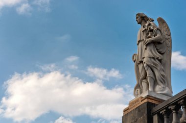 Mexico City, Mexico - 30 Kasım 2016: Başmelek Gabriel 'in heykeli Meksika' daki Guadalupe Bazilikası yakınlarındaki Tepeyac Tepesi 'nin tepesinde duruyor