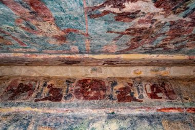 Bonampak, Chiapas, Meksika 21 Aralık 2019: Bonampak Tapınağı 'ndaki antik duvar resimleri, klasik Maya döneminden. Tablolar Maya yaşamının hikayesini gösteriyor..