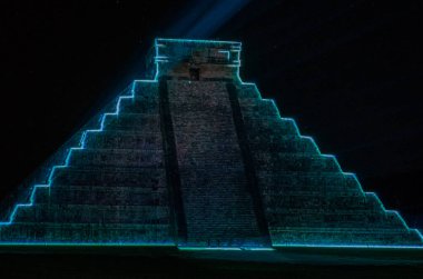 Chichen Itza, Meksika - 25 Ekim 2016: ışık gösterisi Chichen Itza, Meksika için Maya piramit üzerinde